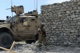 Binh sỹ quân đội Mỹ trong chiến dịch truy quét IS tại huyện Achin, tỉnh Nangarhar. (Nguồn: AFP/TTXVN)