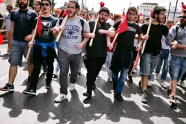 Sinh viên tham gia một cuộc biểu tình ở trung tâm Athens. (Nguồn: AFP/TTXVN)