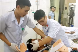 Các nạn nhân được cấp cứu tại bệnh viện. (Ảnh: Văn Đức/TTXVN)