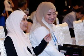 Các đại biểu đại diện các nền kinh tế APEC thảo luận bên lề hội nghị. (Ảnh: Văn Điệp/TTXVN)