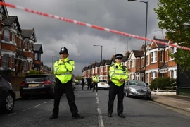 Cảnh sát Anh phong tỏa khu dân cư ở phía Tây Nam London, nơi một nghi can khủng bố bị cảnh sát bắn trong chiến dịch chống khủng bố ngày 28/4. (Nguồn: AFP/TTXVN)