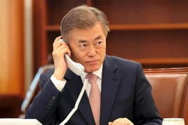 Tân Tổng thống Hàn Quốc Moon Jae-in điện đàm với Thủ tướng Nhật Bản Shinzo Abe tại Phủ Tổng thống ở Seoul. (Nguồn: AFP/TTXVN)