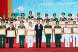 Chủ tịch nước Trần Đại Quang trao giải thưởng cho các tác giả. (Ảnh: Nhan Sáng/TTXVN)