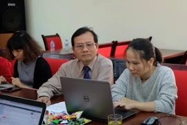 Ông Nguyễn Văn Lạng, Trưởng Văn phòng Thừa phát lại Ba Đình, trả lời ý kiến người dân. (Ảnh: Thanh Huyền/TTXVN)