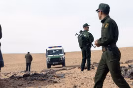 Lực lượng an ninh Algeria tuần tra tại làng In-Salah, phía Nam Algeria. (Nguồn: AFP/TTXVN)