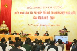 Thủ tướng Nguyễn Xuân Phúc phát biểu tại hội nghị trực tuyến toàn quốc triển khai công tác sắp xếp, đổi mới doanh nghiệp nhà nước giai đoạn 2016-2020. (Ảnh: Thống Nhất/TTXVN)
