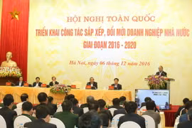 Thủ tướng Nguyễn Xuân Phúc phát biểu tại hội nghị trực tuyến toàn quốc triển khai công tác sắp xếp, đổi mới doanh nghiệp nhà nước giai đoạn 2016-2020. (Ảnh: Thống Nhất/TTXVN)