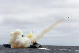 Tàu của hải quân Hàn Quốc phóng tên lửa trong một cuộc tập trận gần đảo Dokdo. (Nguồn: Yonhap/TTXVN)