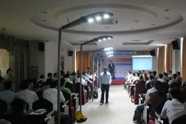 Trình diễn hệ thống đèn đường thông minh với cảm ứng điều chỉnh độ sáng theo nhu cầu. (Ảnh: Tiến Lực/TTXVN)