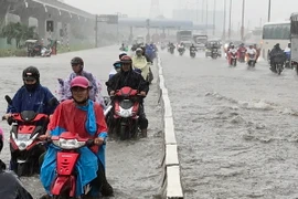 Mưa ngập trên đường xa lộ Hà Nội, Thành phố Hồ Chí Minh khiến các phương tiện bị chết máy. (Nguồn: TTXVN)