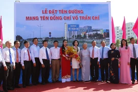 Nguyên Chủ tịch nước Trương Tấn Sang, lãnh đạo Thành phố Hồ Chí Minh, các đại biểu và thân nhân đồng chí Võ Trần Chí tại lễ đặt biển tên đường. (Ảnh: Hoàng Hải/TTXVN)