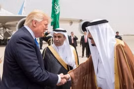 Tổng thống Mỹ Donald Trump và Quốc vương Salman bin Abdulaziz Al Saud tại lễ đón ở thu đô Riyadh, Saudi Arabia. (Nguồn: Reuters)