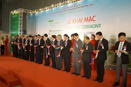 Các đại biểu cắt băng tại Lễ khai mạc triễn lãm. (Nguồn: Aving)