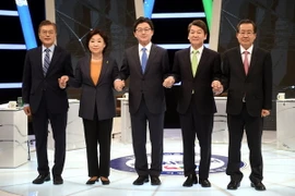 Các ứng cử viên Tổng thống Hàn Quốc (từ trái sang) Moon Jae-In, Sim Sang-Jung, Yoo Seung-Min, Ahn Cheol-Soo và Hong Joon-Pyo chụp ảnh chung trước buổi tranh luận trực tiếp trên truyền hình. (Nguồn: AFP/TTXVN)