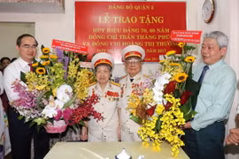 Bí thư Thành ủy TP.HCM Nguyễn Thiện Nhân tặng hoa chúc mừng ông Trần Thăng Phúc tròn 70 năm tuổi đảng và vợ là bà Hoàng Thị Hường tròn 60 năm tuổi đảng. (Ảnh: Thanh Vũ/TTXVN)