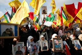 Tuần hành tại thành phố Ramallah, bày tỏ ủng hộ đối với các tù nhân Palestine tuyệt thực. (Nguồn: AFP/TTXVN)