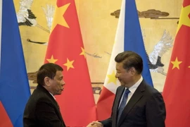 Chủ tịch Trung Quốc Tập Cận Bình (phải) và Tổng thống Philippines Rodrigo Duterte tại cuộc gặp ở Bắc Kinh, Trung Quốc tháng 10/2016. (Nguồn: AFP/TTXVN)