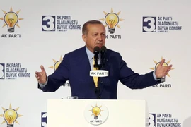Tổng thống Tayyip Erdogan phát biểu tại Đại hội bất thường của đảng AKP ở thủ đô Ankara. (Nguồn: AFP/TTXVN)