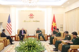 Thượng tướng Nguyễn Chí Vịnh tiếp ngài Michael Michalak, Phó Chủ tịch cấp cao Hội đồng kinh doanh Hoa Kỳ-ASEAN. (Ảnh: Hồng Pha/TTXVN)