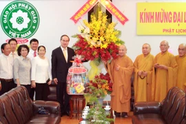 Chủ tịch Mặt trận Tổ quốc Việt Nam Nguyễn Thiện Nhân thăm và chúc mừng các Chư tôn đức giáo phẩm tại Văn phòng 2 Trung ương Giáo hội Phật giáo Việt Nam. (Ảnh: Thế Anh/TTXVN)