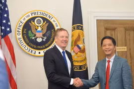 Bộ trưởng Bộ Công Thương Trần Tuấn Anh và Trưởng Đại diện thương mại Hoa Kỳ Robert Lighthizer. (Ảnh: Đoàn Hùng/Vietnam+)