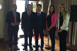 Đại diện Đại sứ quán Việt Nam tại Argentina cùng các quan khách tham dự sự kiện. (Ảnh: Phương Lan/TTXVN)