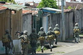 Hải quân Philippines trong chiến dịch truy quét phiến quân ở thành phố Marawi. (Nguồn: AFP/TTXVN)