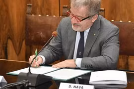 Chủ tịch Vùng Lombardy Roberto Maroni ký quyết định tiến hành trưng cầu ý dân về quyền tự trị. (Nguồn: eunews.it)