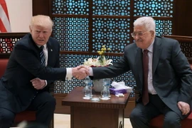 Tổng thống Mỹ Donald Trump (trái) và người đồng cấp Palestine Mahmoud Abbas (phải) tại cuộc hội đàm ở Bethlehem. (Nguồn: AFP/TTXVN)