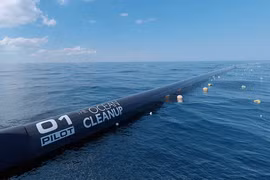 Hàng rào thu gom rác thải nhựa của Boyan Slat. (Nguồn: Tổ chức "Dọn sạch đại dương")
