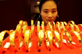 Trang sức bằng vàng được bày bán tại một cửa hàng ở tỉnh Sơn Đông, Trung Quốc. (Nguồn: AFP/TTXVN)