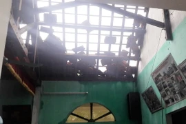 Một nhà dân bị tốc mái do lốc xoáy. (Ảnh: Hoàng Dung/TTXVN)