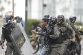 Cảnh sát bắt giữ một người biểu tình quá khích tại Caracas. (Nguồn: AFP/TTXVN)