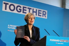 Thủ tướng Anh Theresa May phát biểu trong chiến dịch vận động tranh cử ở Halifax, Tây Bắc nước Anh. (Nguồn: EPA/TTXVN)
