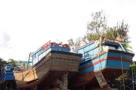 Tàu cá của ngư dân Khánh Hòa được đưa lên bờ để nâng cấp. (Ảnh: Nguyên Lý/TTXVN)