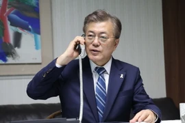 Tổng thống Hàn Quốc Moon Jae-in điện đàm với Chủ tịch Hội đồng Tham mưu trưởng liên quân Hàn Quốc (JCS) Lee Sun-jin tại Seoul. (Nguồn: EPA/TTXVN)