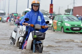 Mưa ngập trên đường xa lộ Hà Nội khiến các phương tiện bị chết máy. (Nguồn: TTXVN)