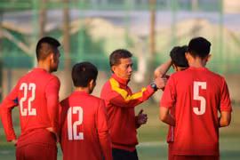 Huấn luyện viên Hoàng Anh Tuấn và các học trò trong buổi tập đầu tiên tại Cheonan. (Nguồn: VFF)
