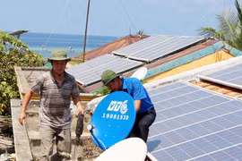 Lắp đặt trạm thu phát sóng truyền hình ở Trường Sa. (Nguồn: VTC)