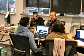 Ông Phạm Tuấn Hiệp trao đổi, chia sẻ kinh nghiệm với các start-up trẻ. (Ảnh: Ánh Tuyết/Vietnam+)