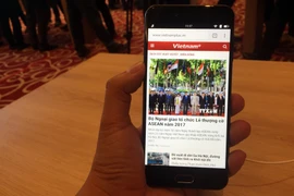 Trải nghiệm ban đầu cho thấy, sản phẩm Bphone 2017 khá nhanh và mượt mà. (Ảnh: T.H/Vietnam+)