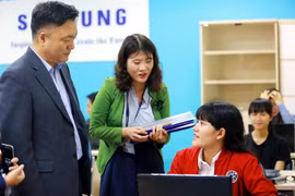 Ông Huh Changwan, Phó Tổng Giám đốc Samsung Electronics Việt Nam trao đổi với sinh viên tại phòng Lab mới. (Ảnh: Samsung)