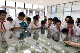 Các em nhỏ hào hứng khi tham gia SpaceDay 2017 của Trung tâm Vệ tinh Quốc gia. (Ảnh: M.L/Vietnam+)