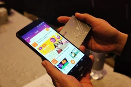 Người dùng có thể sở hữu Vpoint với 2 hình thức là thẻ vật lý và ứng dụng trên điện thoại chạy hệ điều hành Android và iOS. (Ảnh: T.H/Vietnam+)