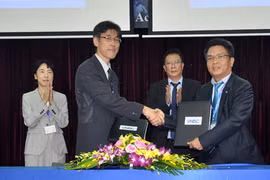 Với cái "bắt tay" này, JAXA và VNSC sẽ mở rộng hợp tác trong phát triển nghiên cứu, ứng dụng các sản phẩm quan sát Trái đất. (Ảnh: VNSC)