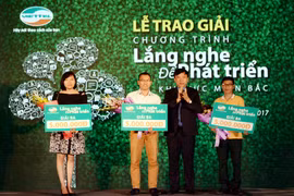 Lãnh đạo Viettel trao phần thưởng cho các "Thượng đế" có những ý kiến đóng góp thiết thực cho hoạt động của nhà mạng. (Ảnh: CTV/Vietnam+)