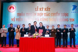 Cái "bắt tay" của VNPT và Ủy ban Nhân dân tỉnh Tuyên Quang nhằm thúc đẩy ứng dụng công nghệ thông tin, viễn thông phát triển tình hình kinh tế-xã hội tại địa phương này. (Nguồn: VNPT)