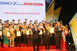 Đại diện các sản phẩm, dịch vụ công nghệ thông tin nhận Danh hiệu Sao Khuê 2017. (Ảnh: T.H/Vietnam+)