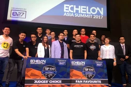 CEO DesignBold Hùng Đinh (thứ tư từ phải sang, hàng thứ nhất) tại Echelon 2017. (Nguồn: DesignBold)