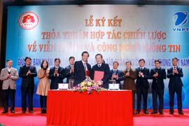 Cái "bắt tay" của VNPT và Ủy ban Nhân dân tỉnh Tuyên Quang nhằm thúc đẩy ứng dụng công nghệ thông tin, viễn thông phát triển tình hình kinh tế-xã hội tại địa phương này. (Nguồn: VNPT)